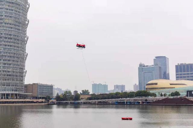 旋翼无人机实现了在百米以上高层建筑灭火(图1)